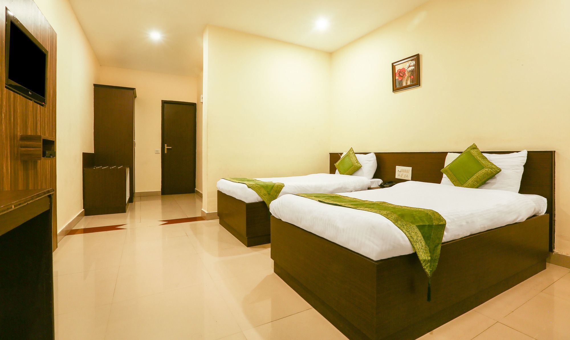 Treebo Trend Gk Conifer Hotel Dharamshala Bagian luar foto