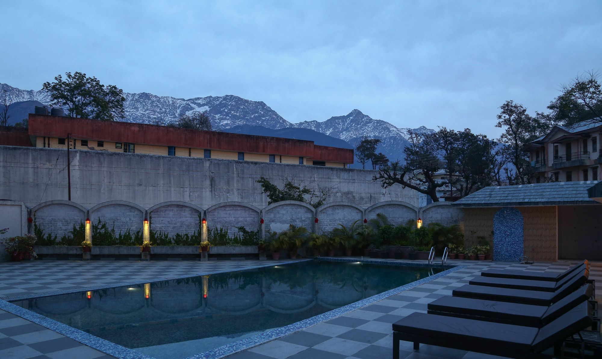 Treebo Trend Gk Conifer Hotel Dharamshala Bagian luar foto